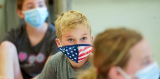 Los niños deben usar cubrebocas en las escuelas. Esta es la razón