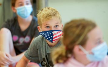 Los niños deben usar cubrebocas en las escuelas. Esta es la razón