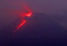Volcán indonesio sigue expulsando lava y nubes de ceniza