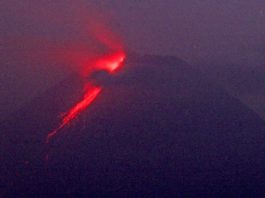 Volcán indonesio sigue expulsando lava y nubes de ceniza
