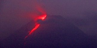 Volcán indonesio sigue expulsando lava y nubes de ceniza