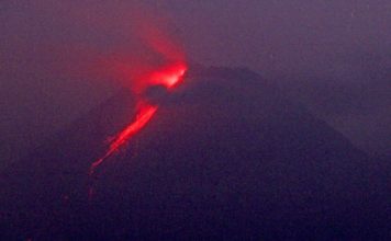 Volcán indonesio sigue expulsando lava y nubes de ceniza