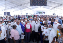 Presidente Abinader entrega 985 certificados de títulos de propiedad en Nigua