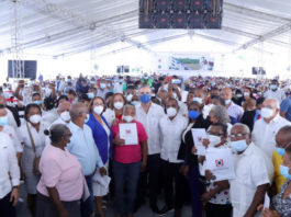 Presidente Abinader entrega 985 certificados de títulos de propiedad en Nigua