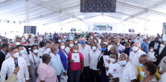 Presidente Abinader entrega 985 certificados de títulos de propiedad en Nigua