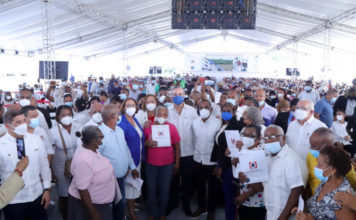 Presidente Abinader entrega 985 certificados de títulos de propiedad en Nigua