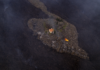Captan desde el aire una casa rodeada por flujos de lava que evitó por poco ser tragada en medio de la erupción en La Palma