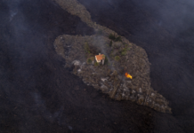 Captan desde el aire una casa rodeada por flujos de lava que evitó por poco ser tragada en medio de la erupción en La Palma