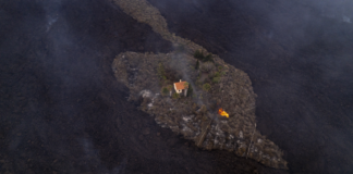 Captan desde el aire una casa rodeada por flujos de lava que evitó por poco ser tragada en medio de la erupción en La Palma