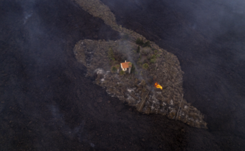 Captan desde el aire una casa rodeada por flujos de lava que evitó por poco ser tragada en medio de la erupción en La Palma