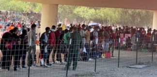 EE.UU. describe plan para abordar crisis de migrantes en Texas