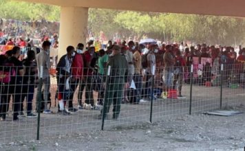 EE.UU. describe plan para abordar crisis de migrantes en Texas