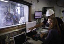 Los científicos analizan las aguas del litoral de La Palma contra reloj antes de que llegue la lava al océano