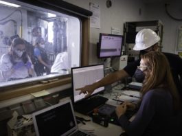 Los científicos analizan las aguas del litoral de La Palma contra reloj antes de que llegue la lava al océano