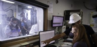 Los científicos analizan las aguas del litoral de La Palma contra reloj antes de que llegue la lava al océano