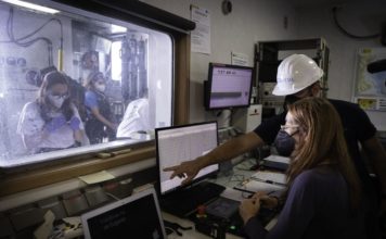 Los científicos analizan las aguas del litoral de La Palma contra reloj antes de que llegue la lava al océano