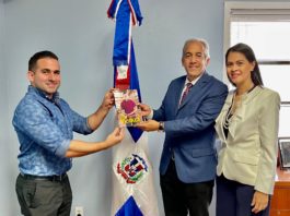 Cónsul de República Dominicana recibe al chef Yeikel Santos en el consulado de Miami