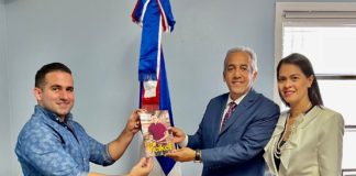 Cónsul de República Dominicana recibe al chef Yeikel Santos en el consulado de Miami
