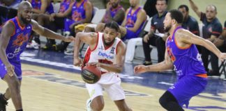 Leones remontan y vencen a los Reales