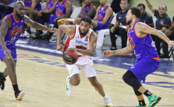 Leones remontan y vencen a los Reales