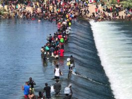 Imágenes de los miles de migrantes haitianos acampando bajo puente en Texas