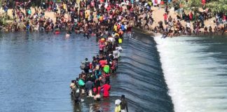 Imágenes de los miles de migrantes haitianos acampando bajo puente en Texas
