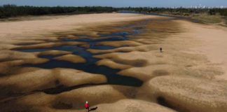 Las impactantes imágenes de la mayor sequía en 77 años del río Paraná, el segundo más largo de Sudamérica
