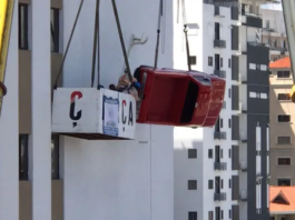 Vuelve la emblemática camioneta roja de Santo Domingo Motors a colgarse