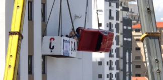 Vuelve la emblemática camioneta roja de Santo Domingo Motors a colgarse