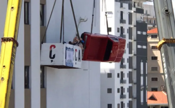 Vuelve la emblemática camioneta roja de Santo Domingo Motors a colgarse