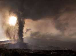 El retraso en la llegada de la lava al mar amplía la capacidad de destrucción del volcán en tierra