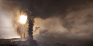 El retraso en la llegada de la lava al mar amplía la capacidad de destrucción del volcán en tierra