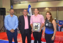 Club Naco reconoce a Prisilla Rivera en el inicio del IX Torneo de Voleibol Navideño