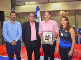 Club Naco reconoce a Prisilla Rivera en el inicio del IX Torneo de Voleibol Navideño