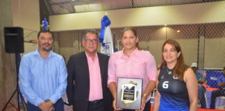 Club Naco reconoce a Prisilla Rivera en el inicio del IX Torneo de Voleibol Navideño