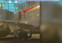 Hombre abre la puerta de emergencia de un avión y sale al ala de la aeronave mientras sale de la pista de aterrizaje