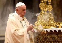 El papa pide ser «pobres por dentro» en lugar de buscar éxito, riqueza y fama