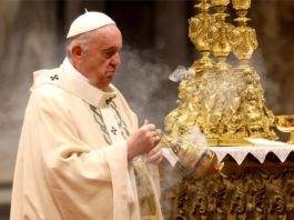 El papa pide ser «pobres por dentro» en lugar de buscar éxito, riqueza y fama