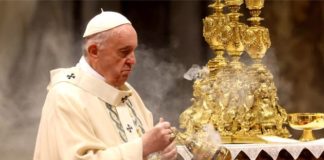 El papa pide ser «pobres por dentro» en lugar de buscar éxito, riqueza y fama