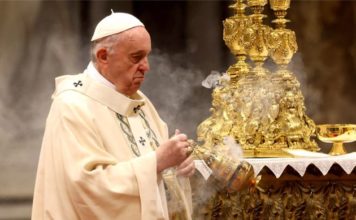 El papa pide ser «pobres por dentro» en lugar de buscar éxito, riqueza y fama