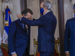 Presidente reconoce a siete instituciones estatales por desempeño