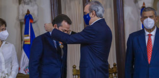 Presidente reconoce a siete instituciones estatales por desempeño