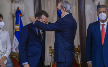 Presidente reconoce a siete instituciones estatales por desempeño