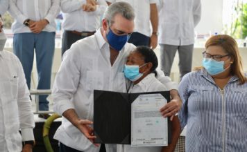 Abinader entrega en Azua 650 títulos de Propiedad