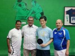 Embajador de Japón visita Club Naco; da exhibición de Tenis de Mesa con Mario Álvarez Soto