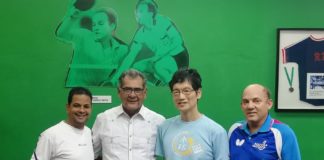 Embajador de Japón visita Club Naco; da exhibición de Tenis de Mesa con Mario Álvarez Soto