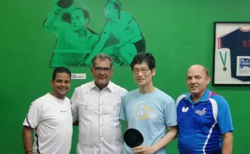 Embajador de Japón visita Club Naco; da exhibición de Tenis de Mesa con Mario Álvarez Soto
