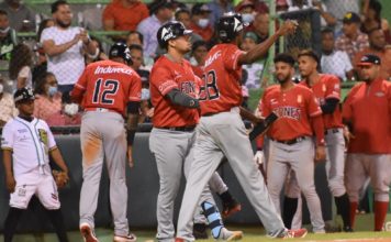Leones vencen a Estrellas y provocan triple empate