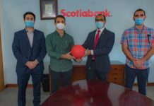 Scotiabank RD realiza donación de balones rojos para practicar fútbol
