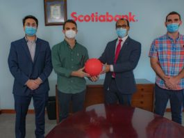 Scotiabank RD realiza donación de balones rojos para practicar fútbol